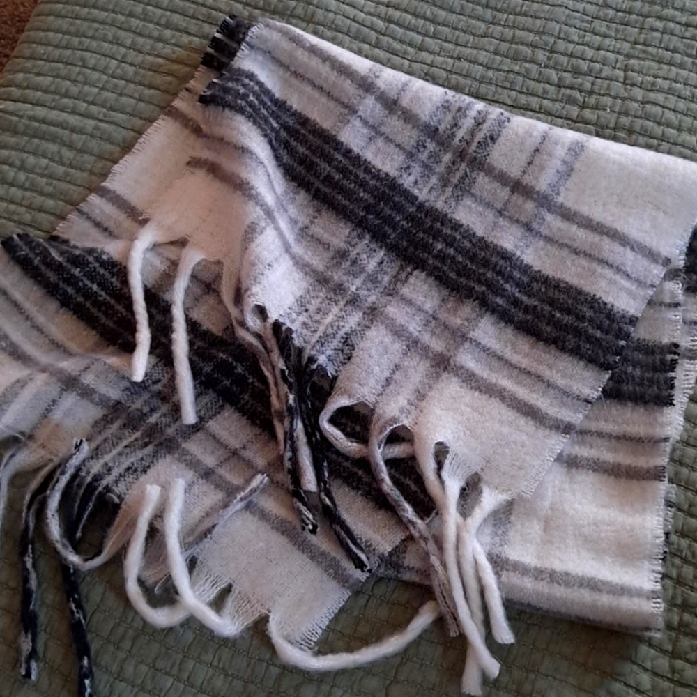 Aerie Black/White Blanket Scarf
